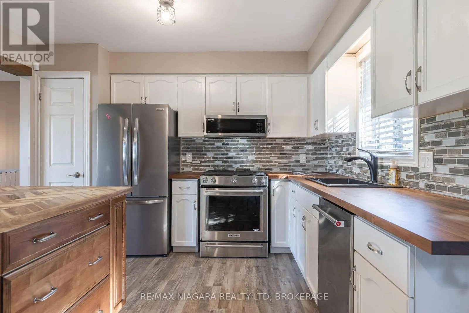 44 MAPLE LEAF AVENUE S