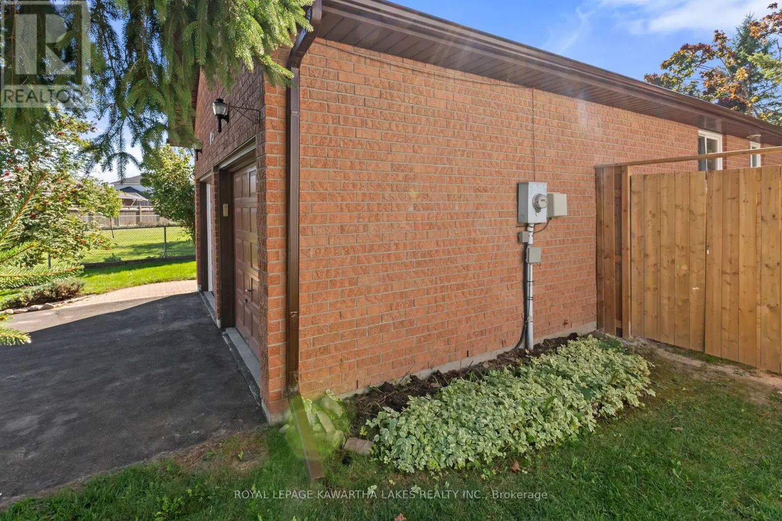 195 ELGIN STREET W