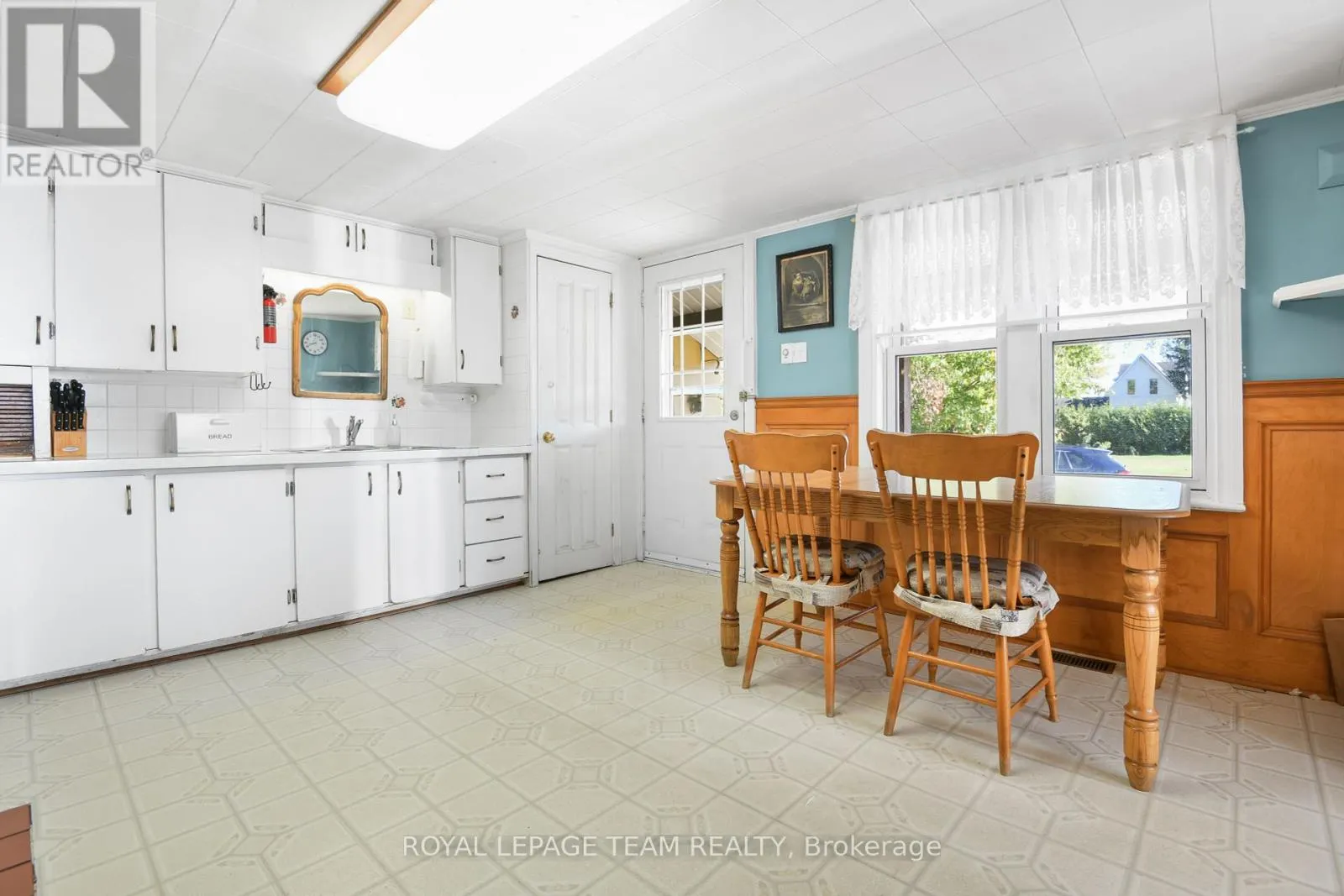 2692 DUNROBIN ROAD