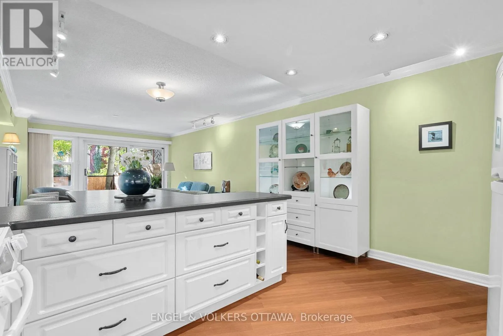 4 - 74 SOMERSET STREET W