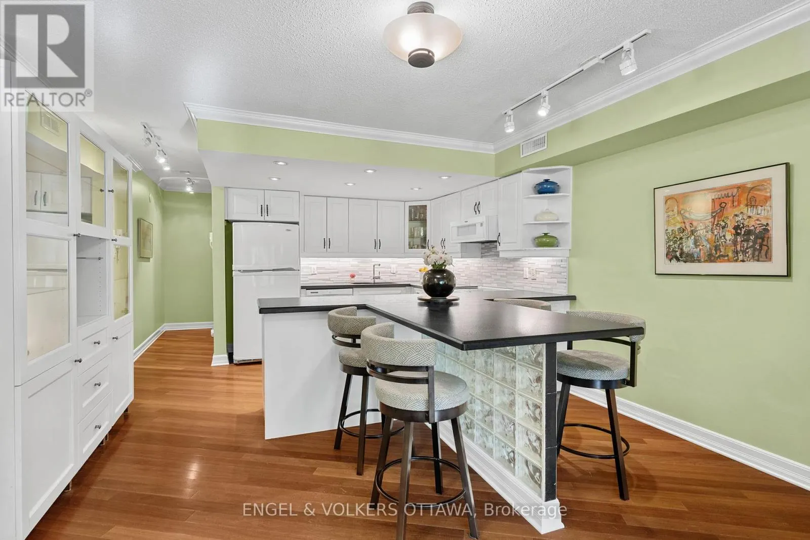 4 - 74 SOMERSET STREET W
