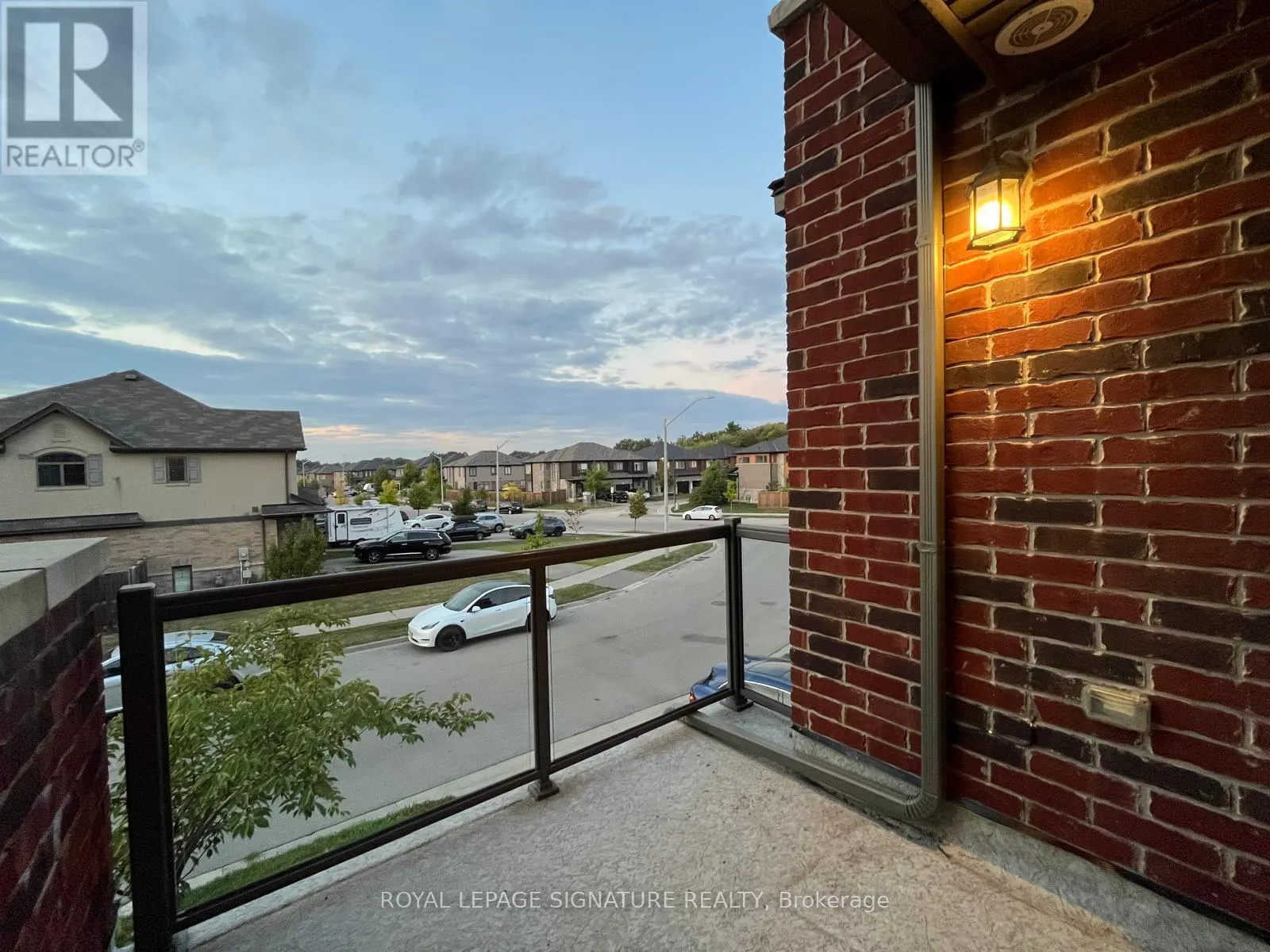 5 DODMAN CRESCENT