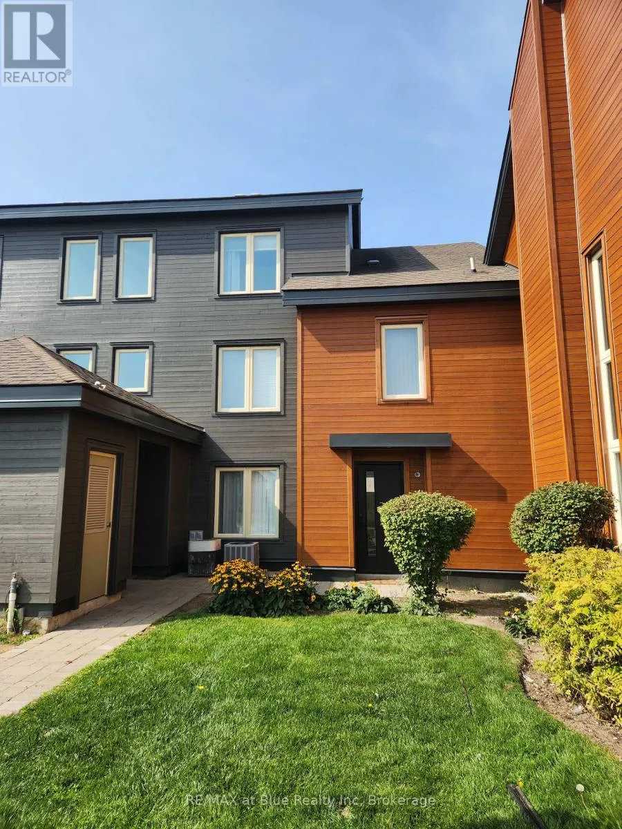 112 - 110 FAIRWAY COURT, #112