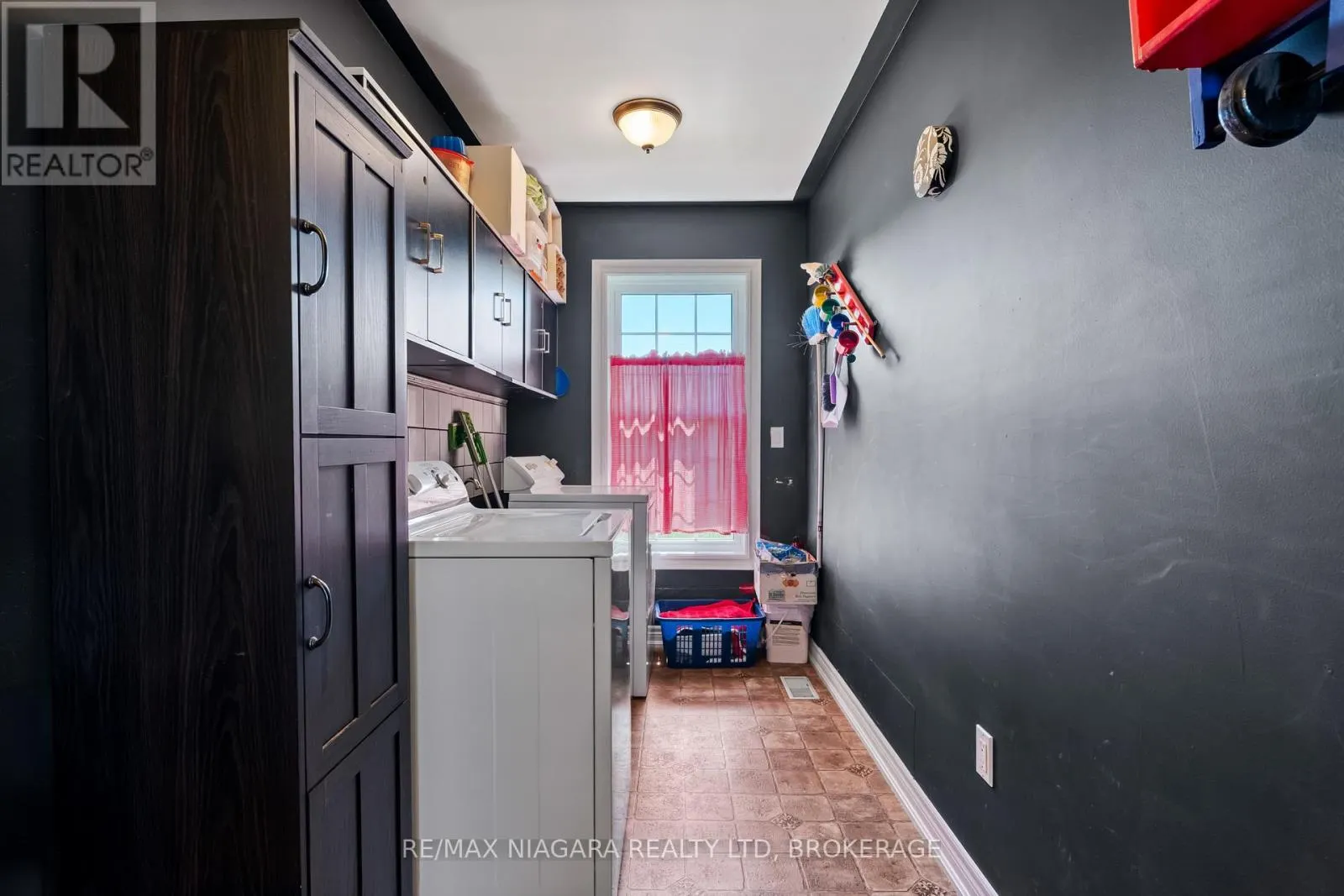 374 NIAGARA STONE ROAD
