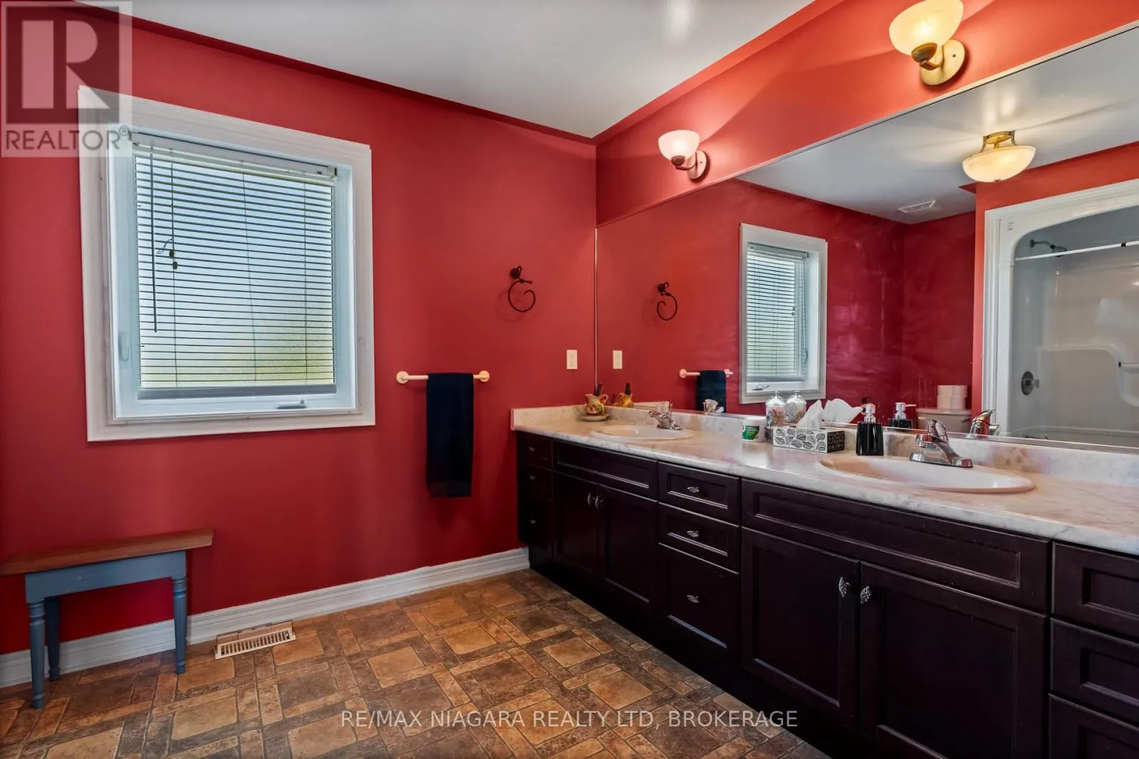 374 NIAGARA STONE ROAD