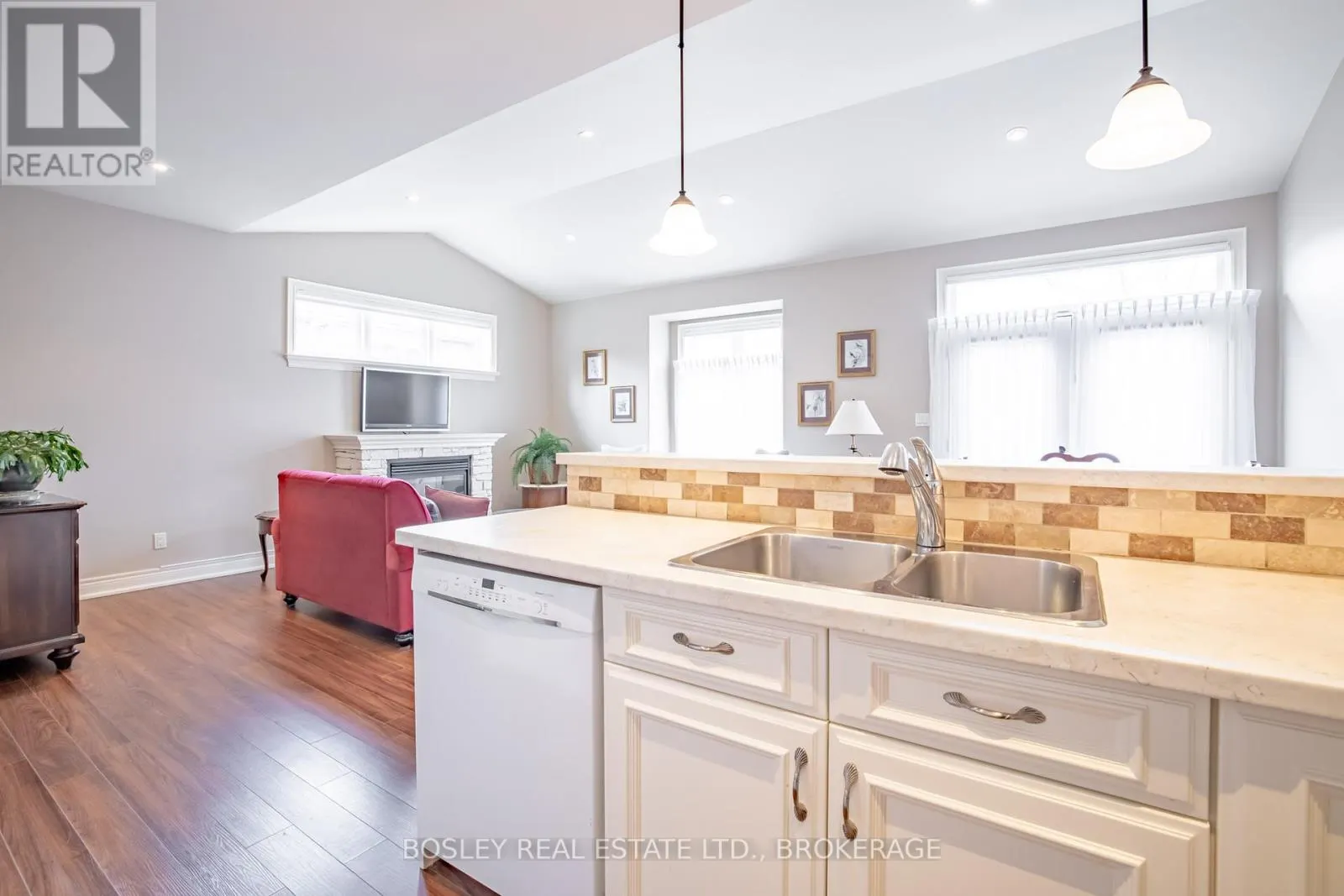 16 - 409 NIAGARA STREET, #16