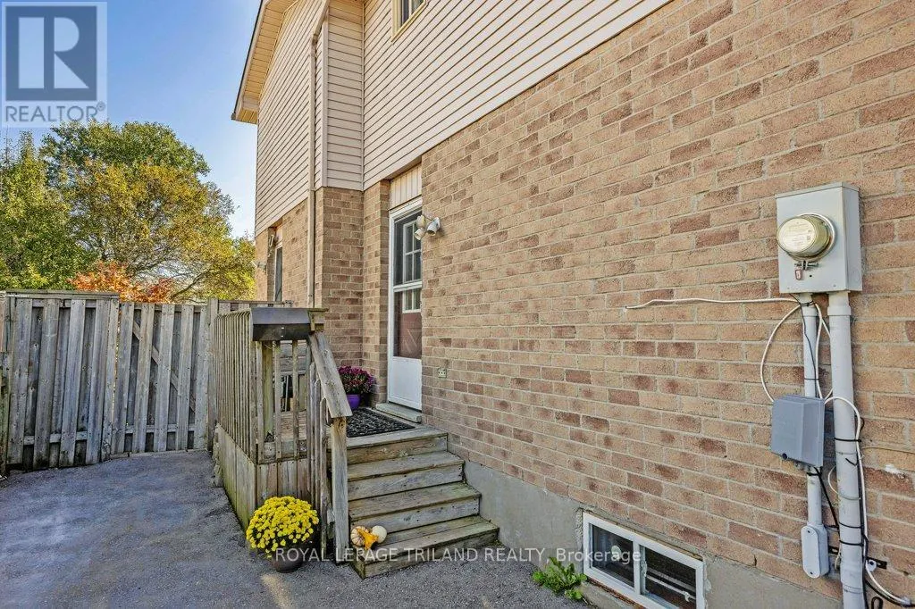 122 GOLFDALE CRESCENT