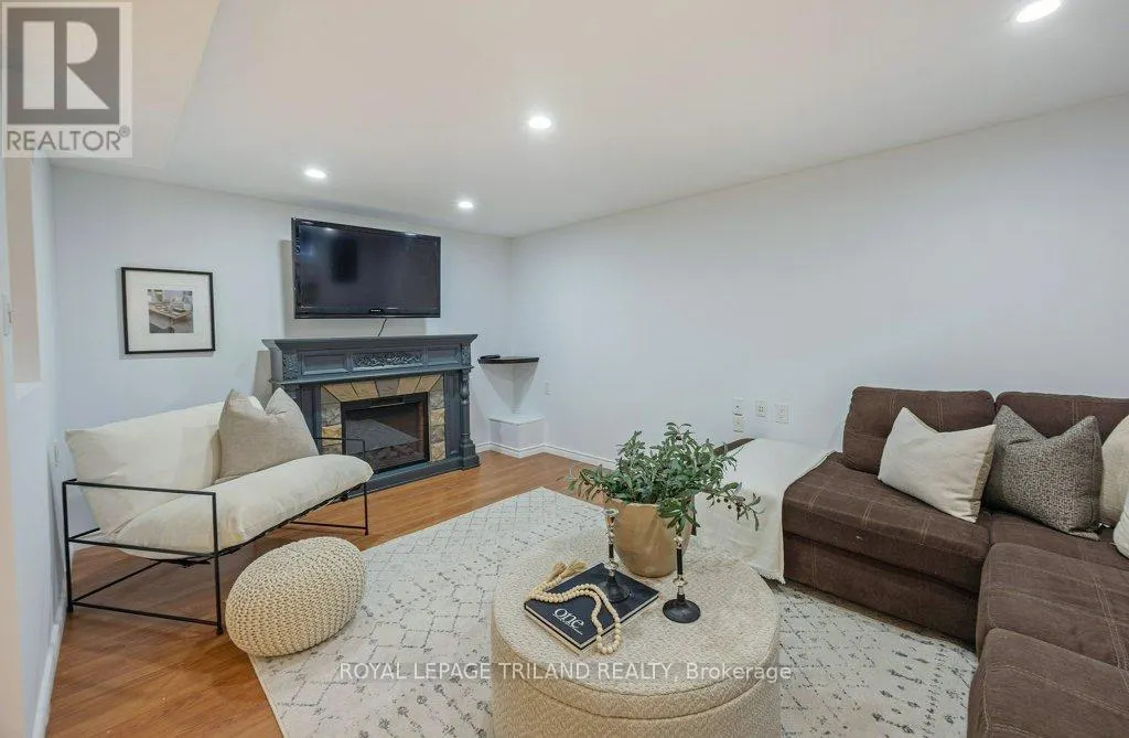 122 GOLFDALE CRESCENT