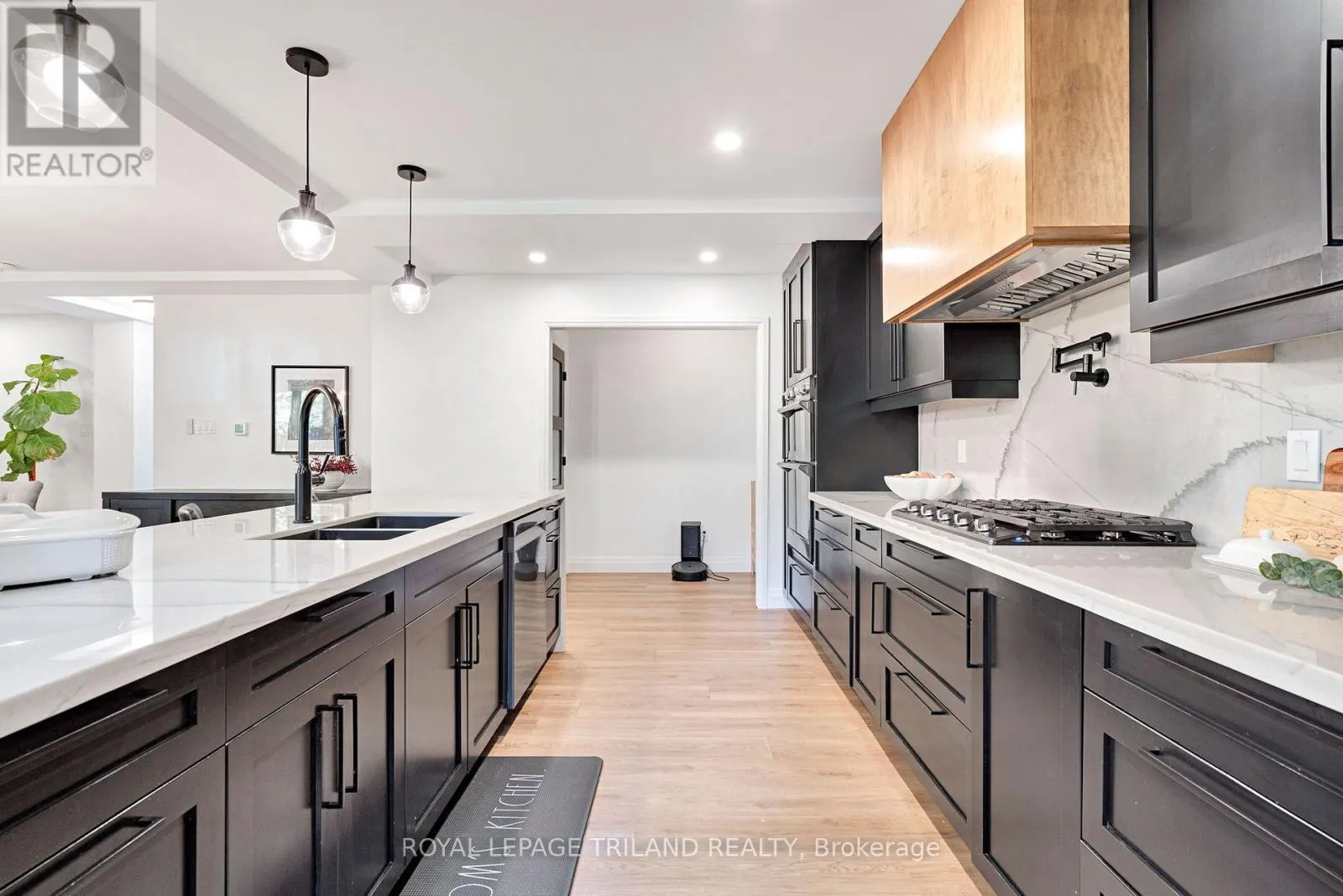 22 WENDY CRESCENT