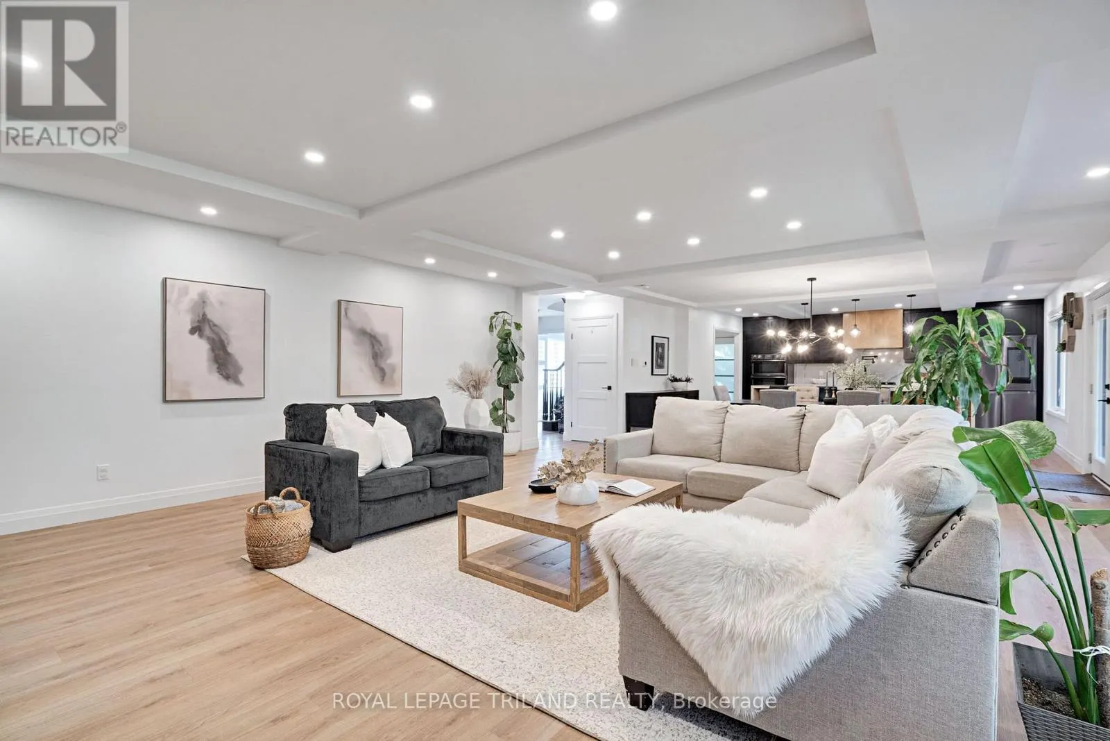 22 WENDY CRESCENT