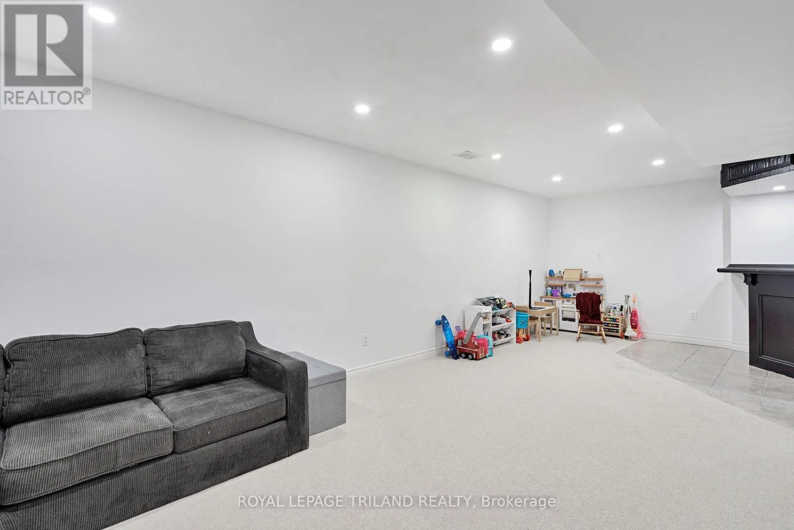 22 WENDY CRESCENT