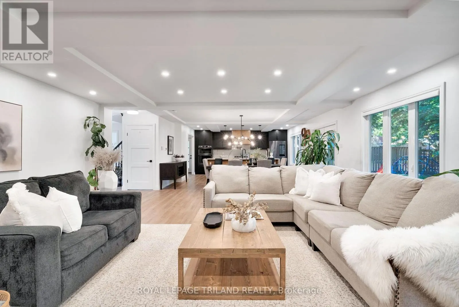 22 WENDY CRESCENT