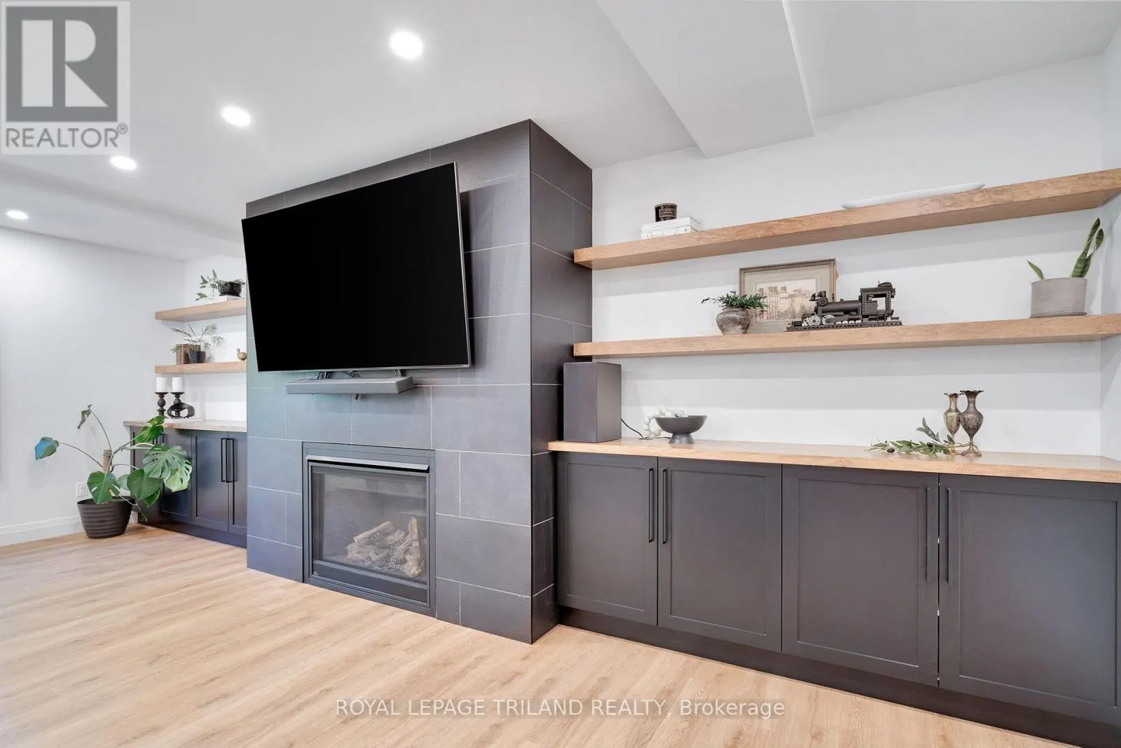 22 WENDY CRESCENT