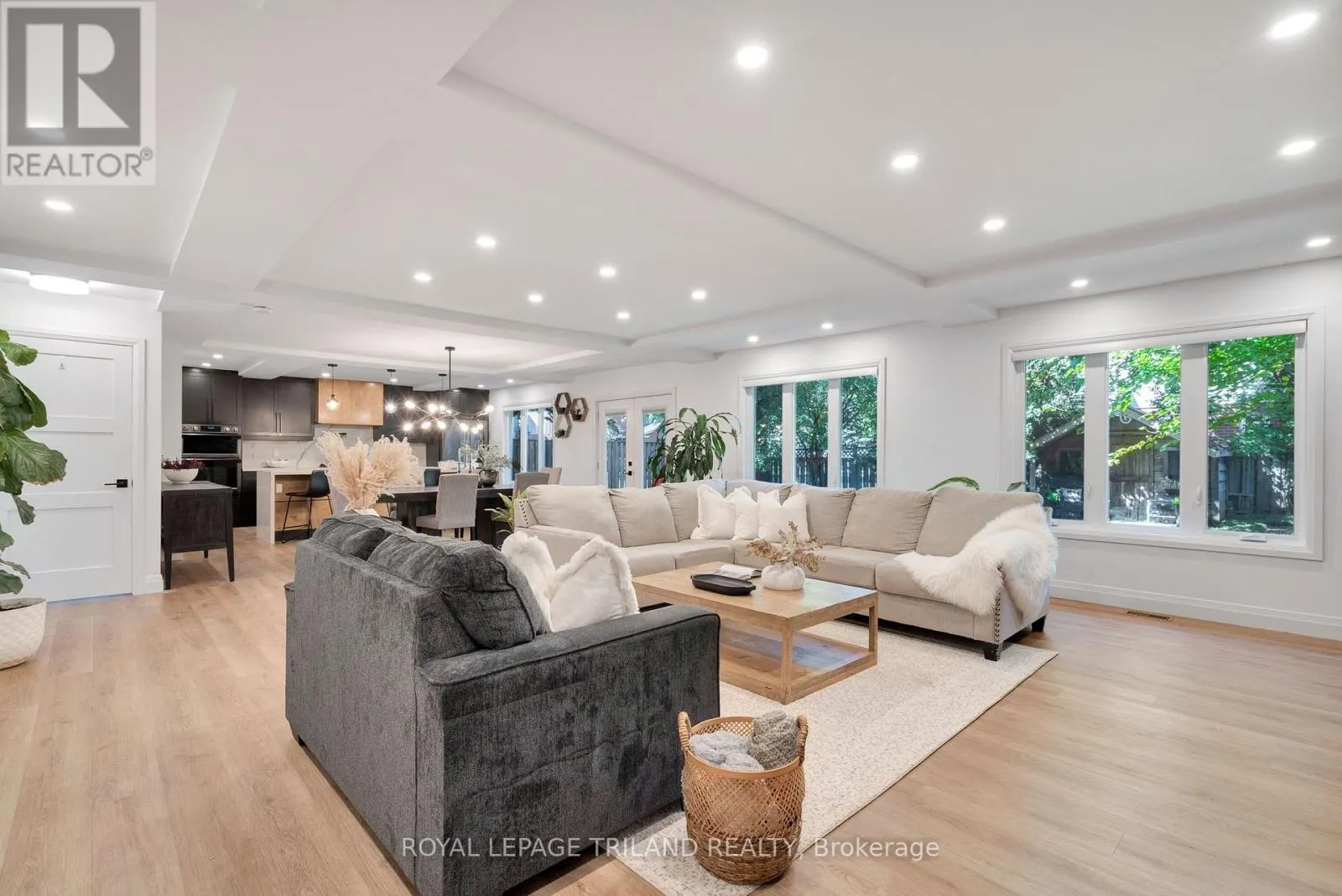 22 WENDY CRESCENT