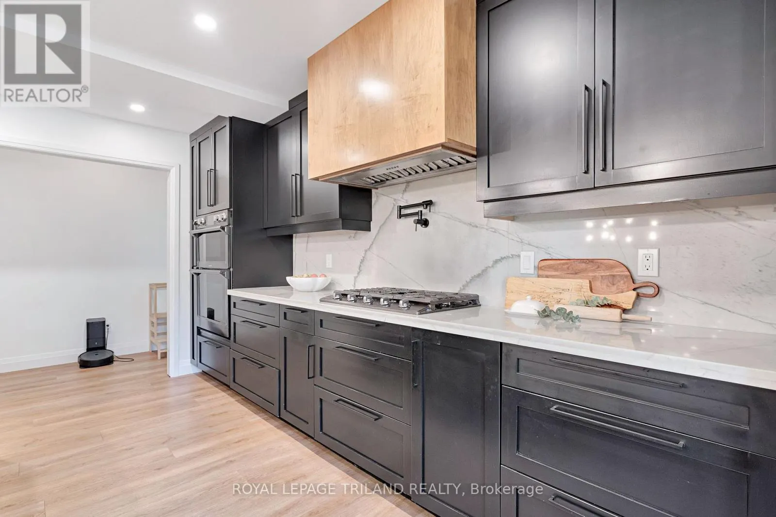 22 WENDY CRESCENT