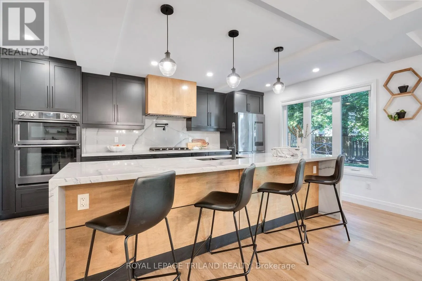 22 WENDY CRESCENT