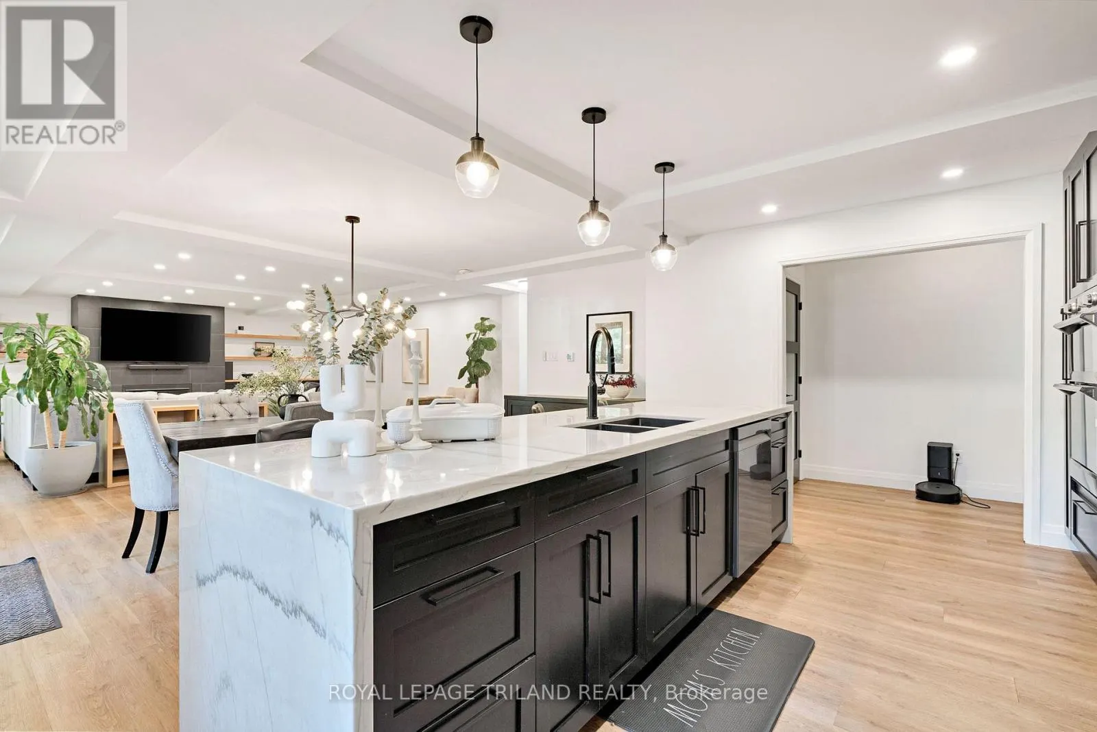22 WENDY CRESCENT