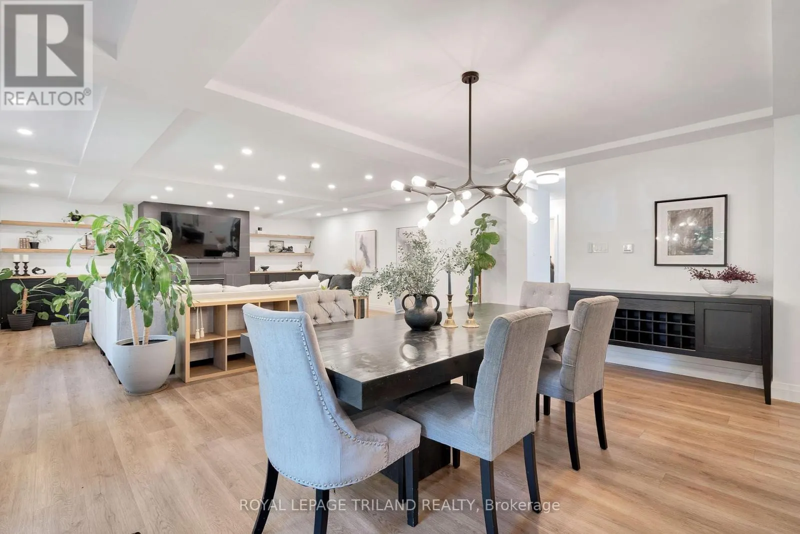22 WENDY CRESCENT