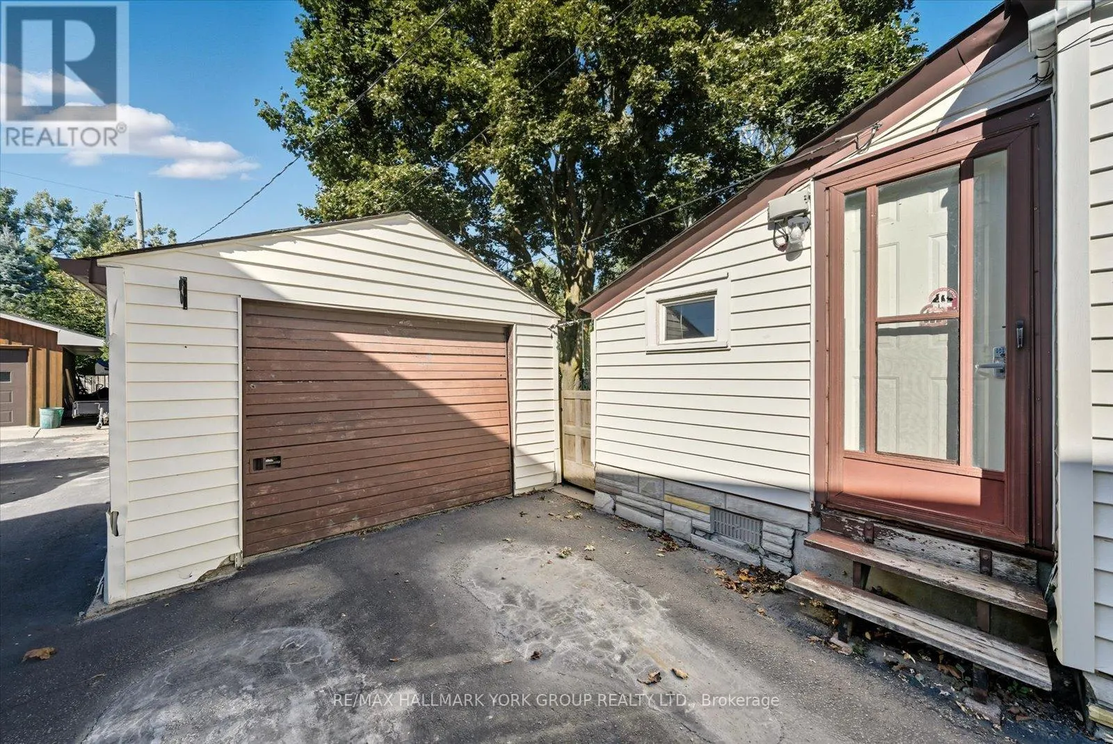 24 CHURCHILL CRESCENT
