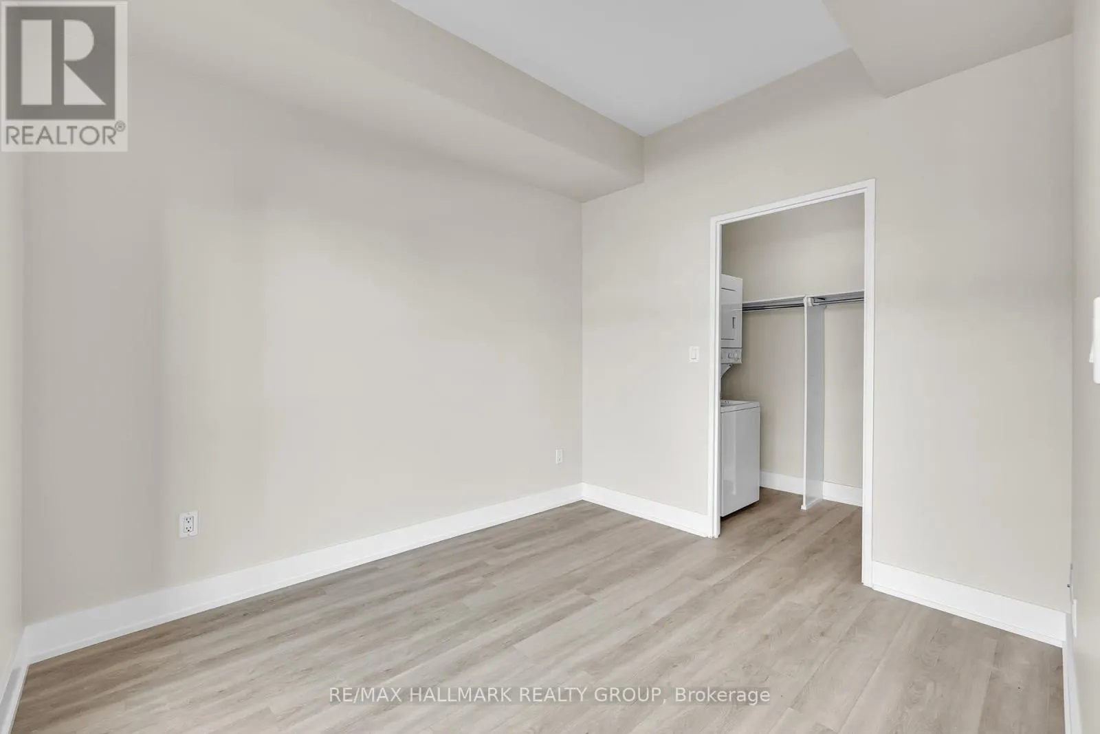210 - 180 YORK STREET
