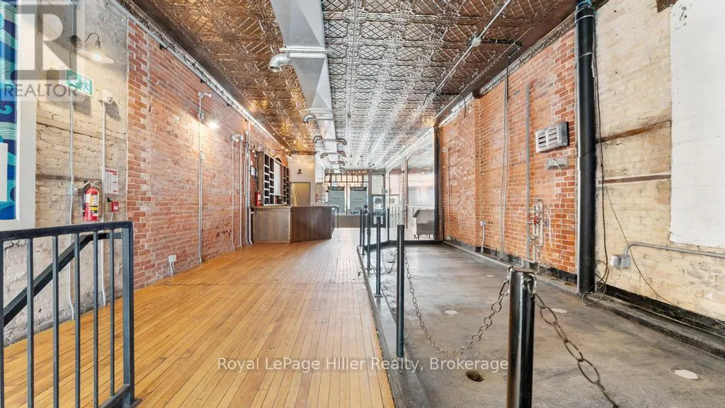 21 MARKET PLACE