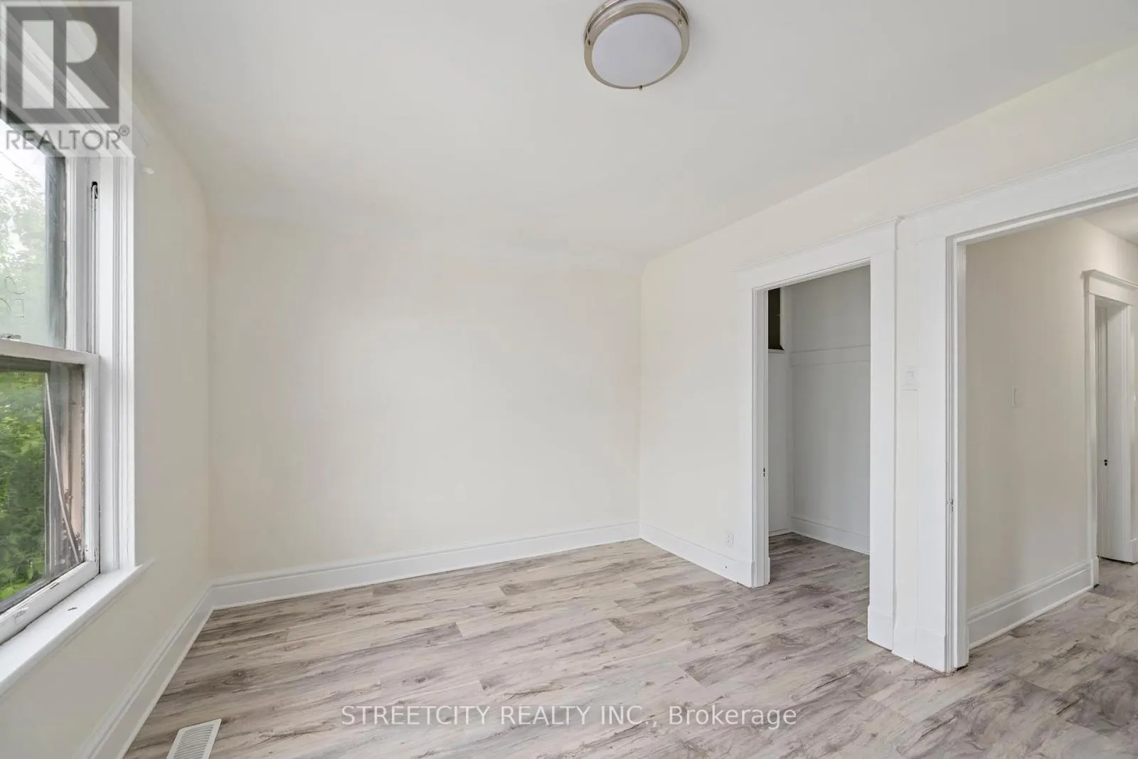 255 SIMCOE STREET