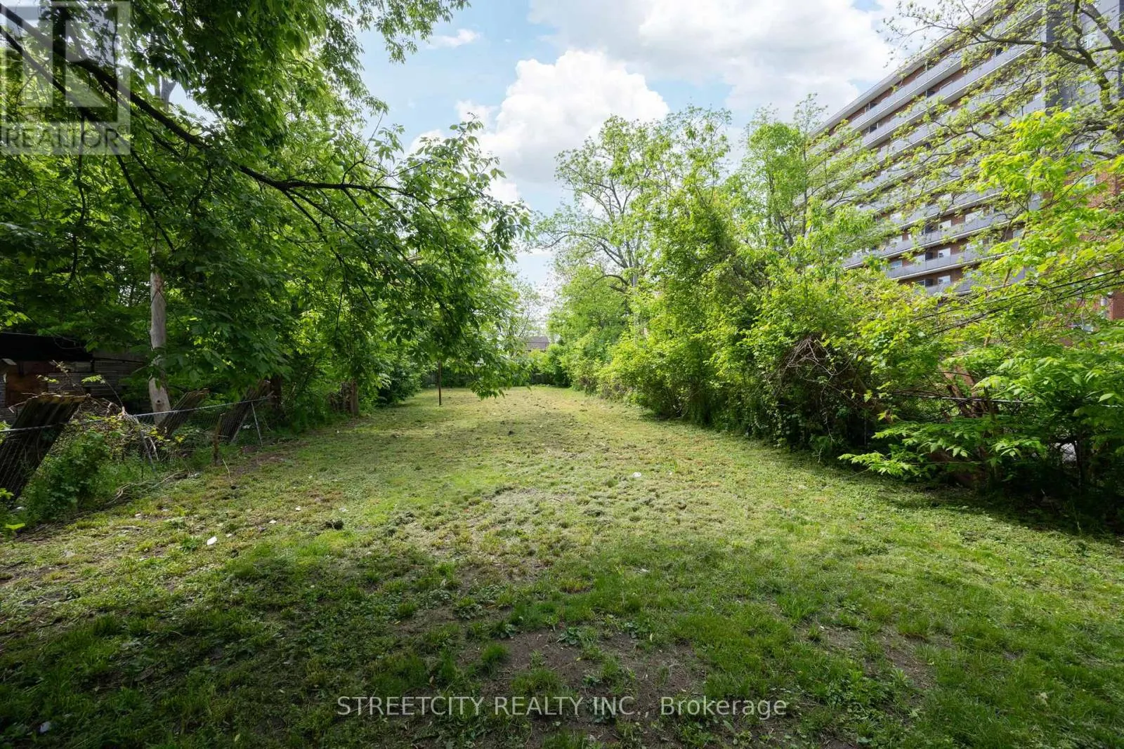 255 SIMCOE STREET