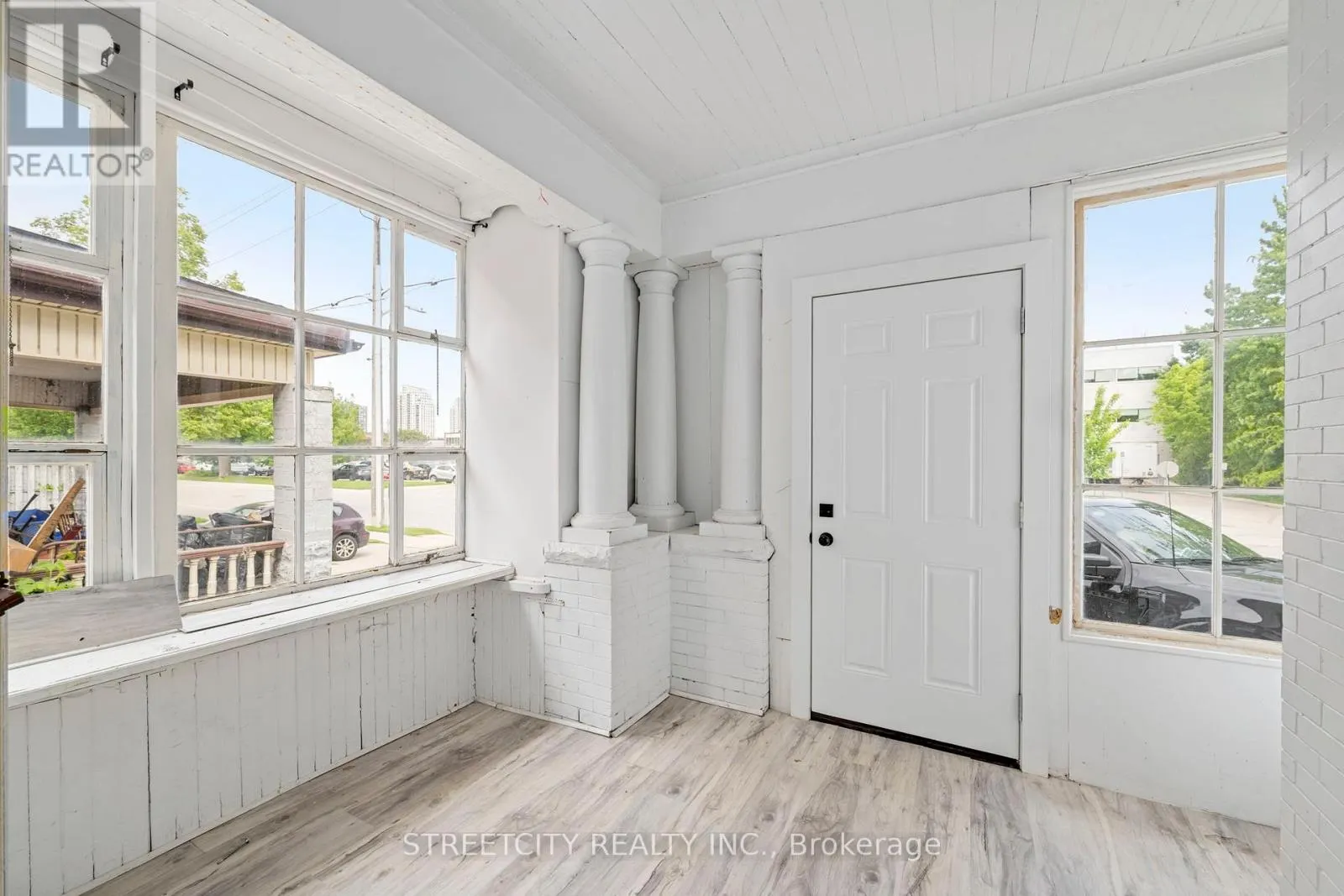 255 SIMCOE STREET