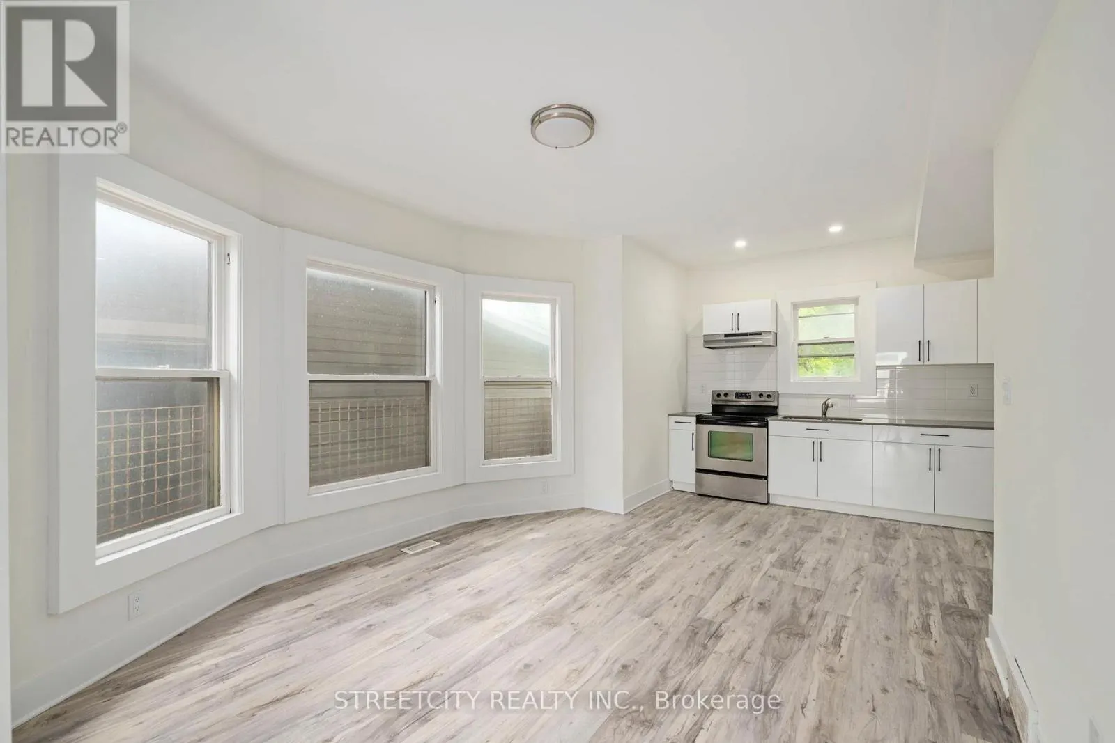 255 SIMCOE STREET