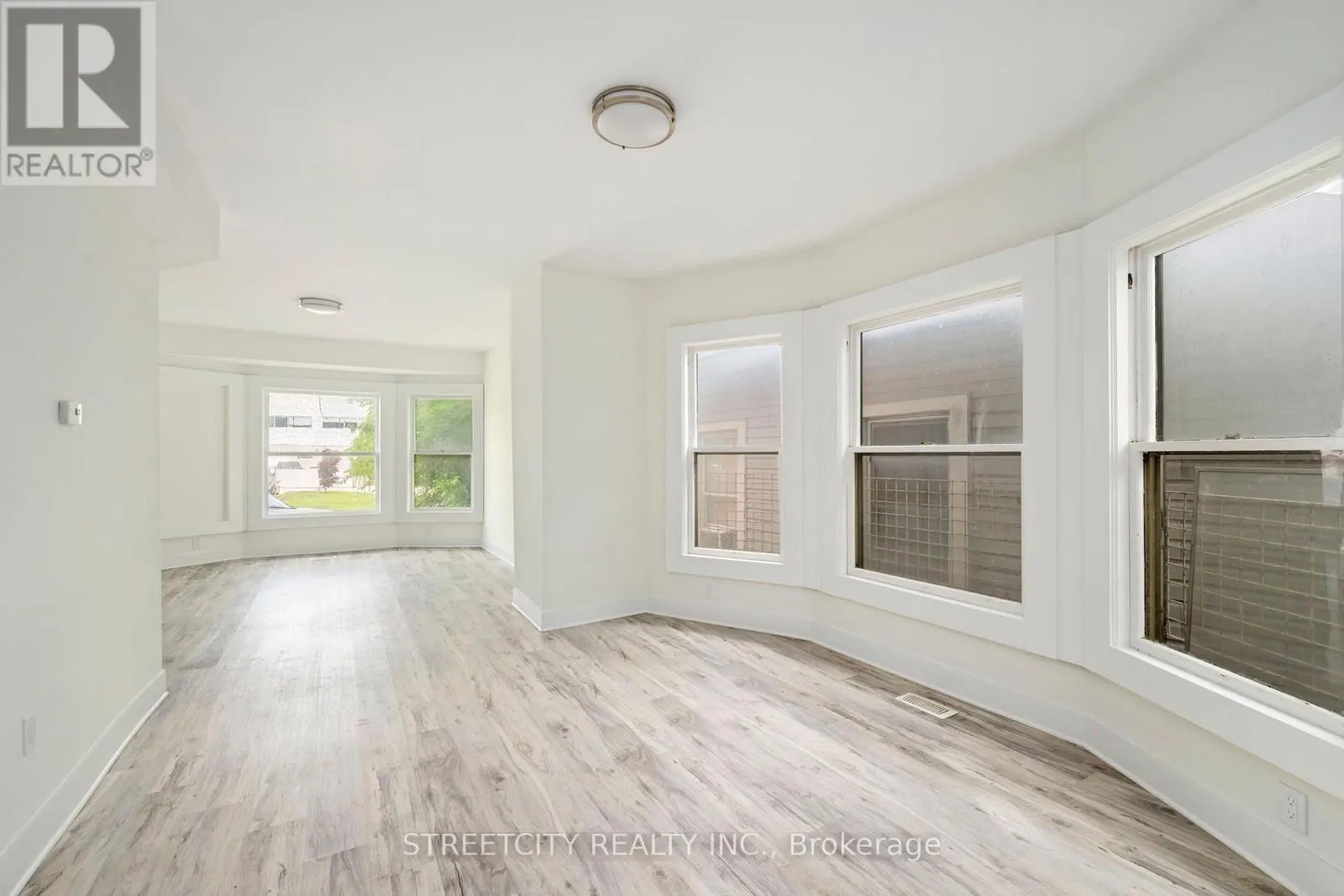255 SIMCOE STREET