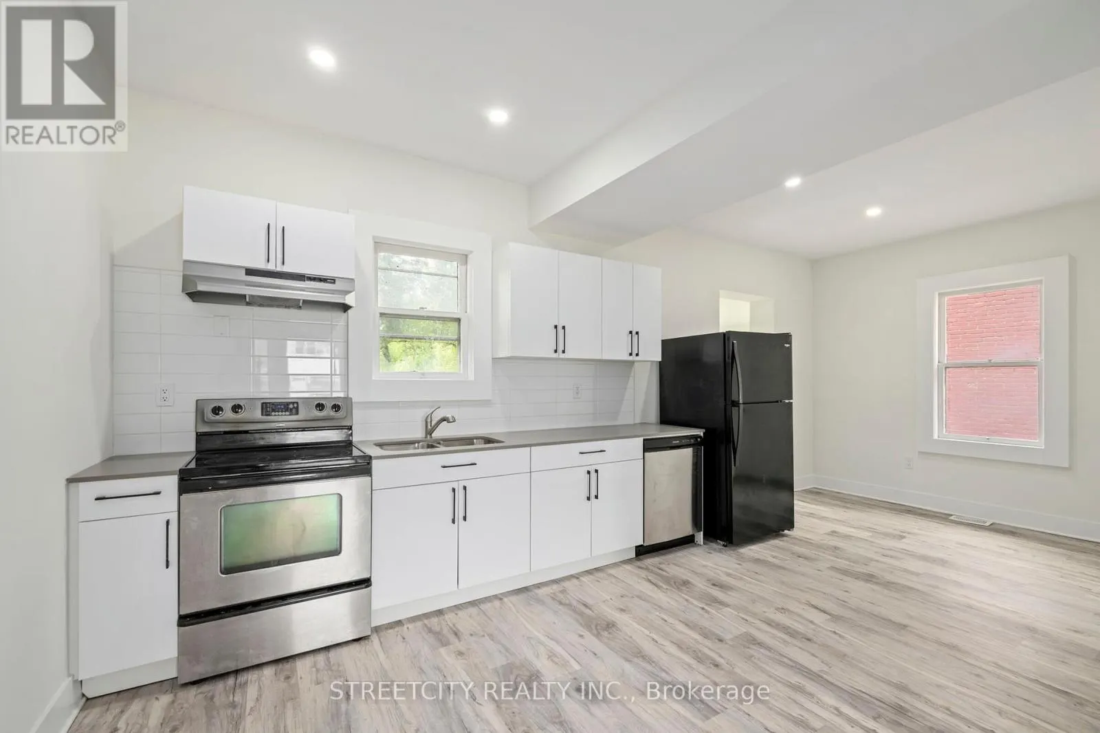 255 SIMCOE STREET