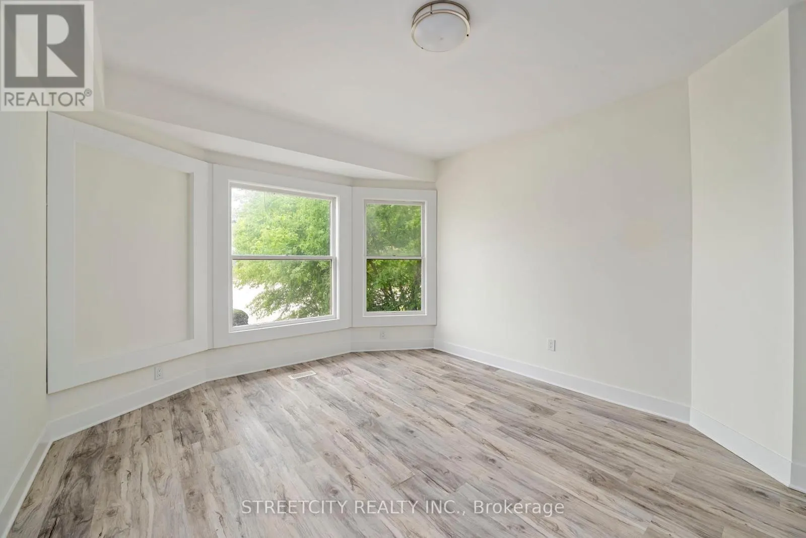 255 SIMCOE STREET