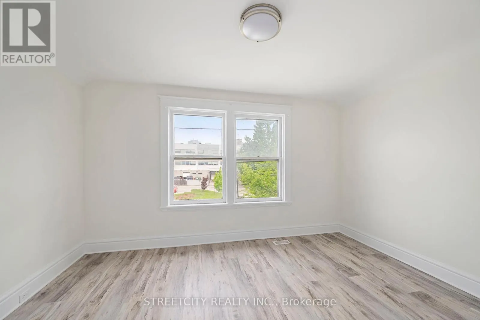 255 SIMCOE STREET