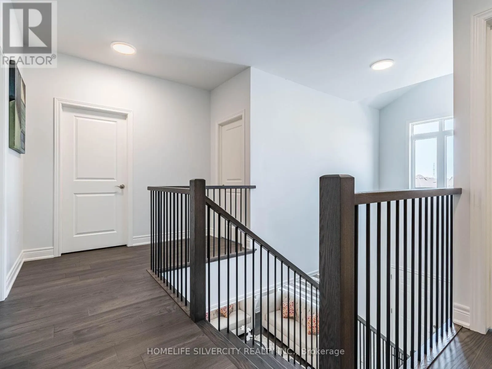 27 AUTUMN AVENUE S