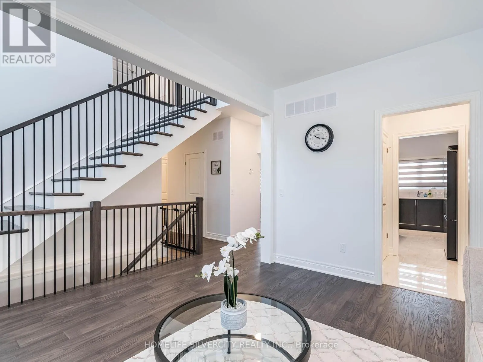 27 AUTUMN AVENUE S