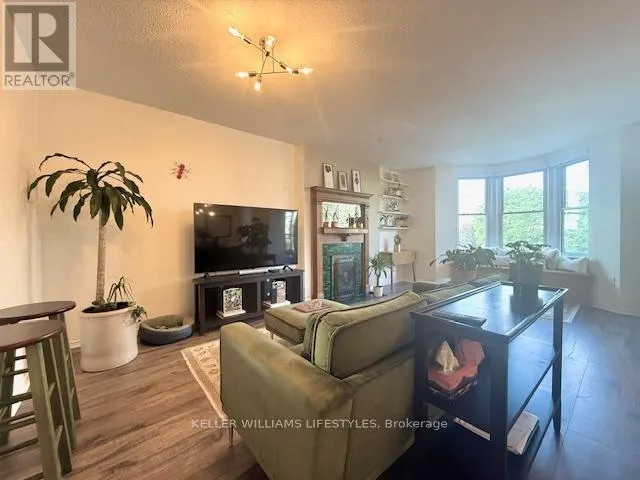 301 - 440 WELLINGTON STREET, #301