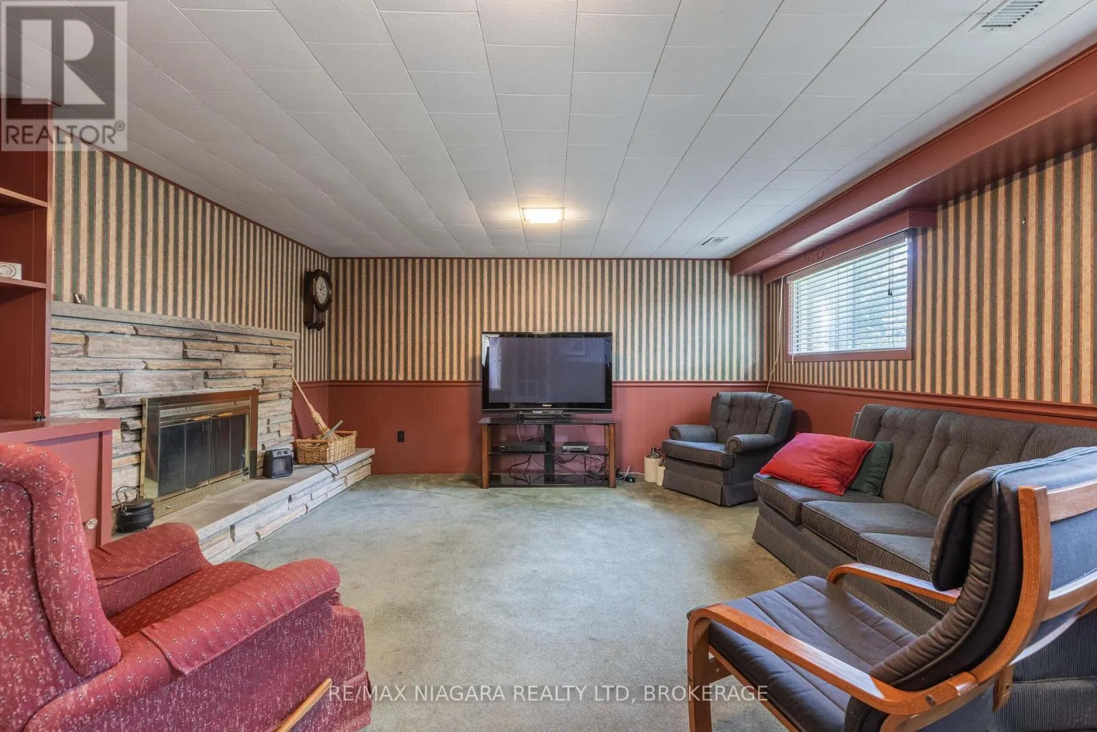8 JEFFERSON DRIVE