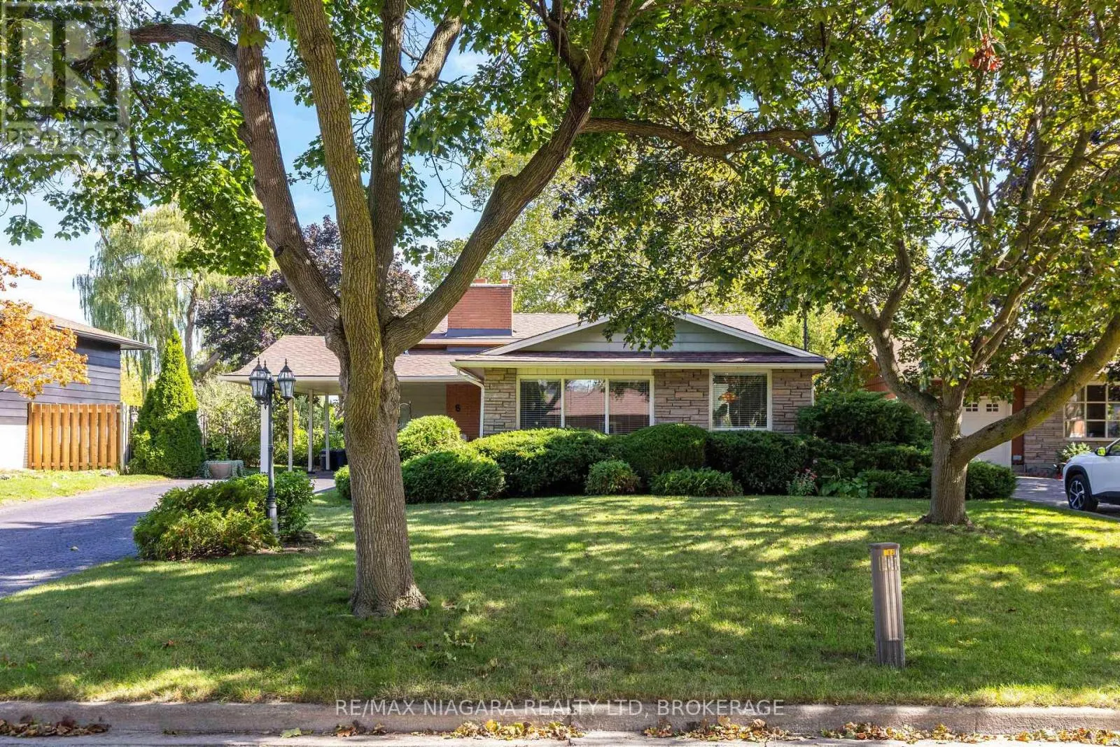 8 JEFFERSON DRIVE