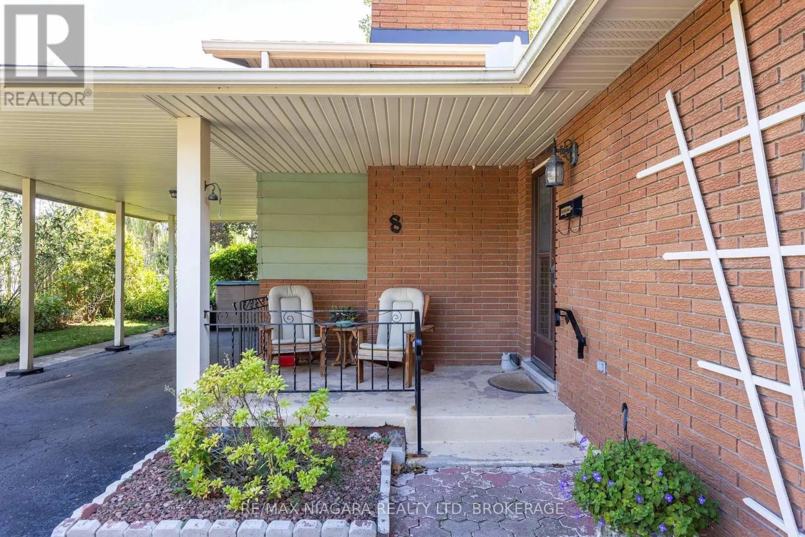 8 JEFFERSON DRIVE