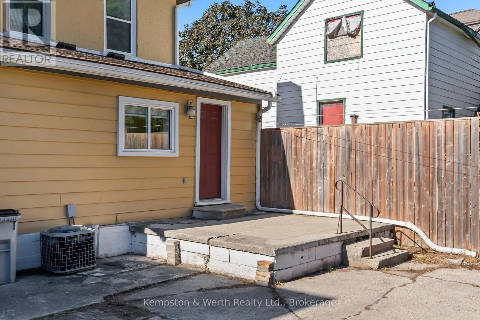 439 MAIN STREET W