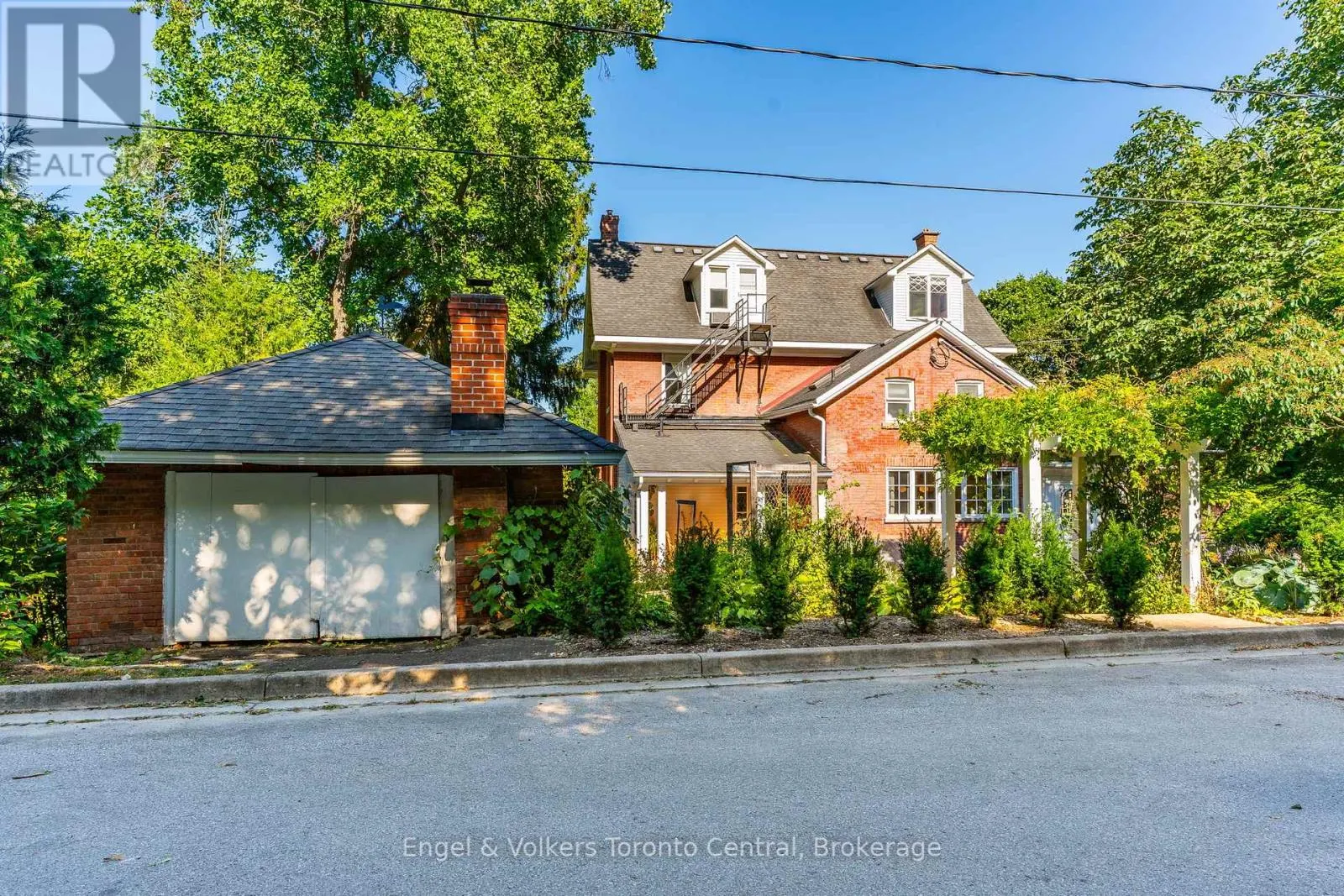 1050 4TH AVENUE W