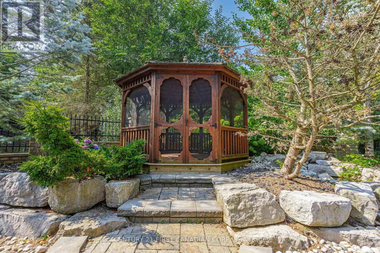 547 CRESTWOOD DRIVE