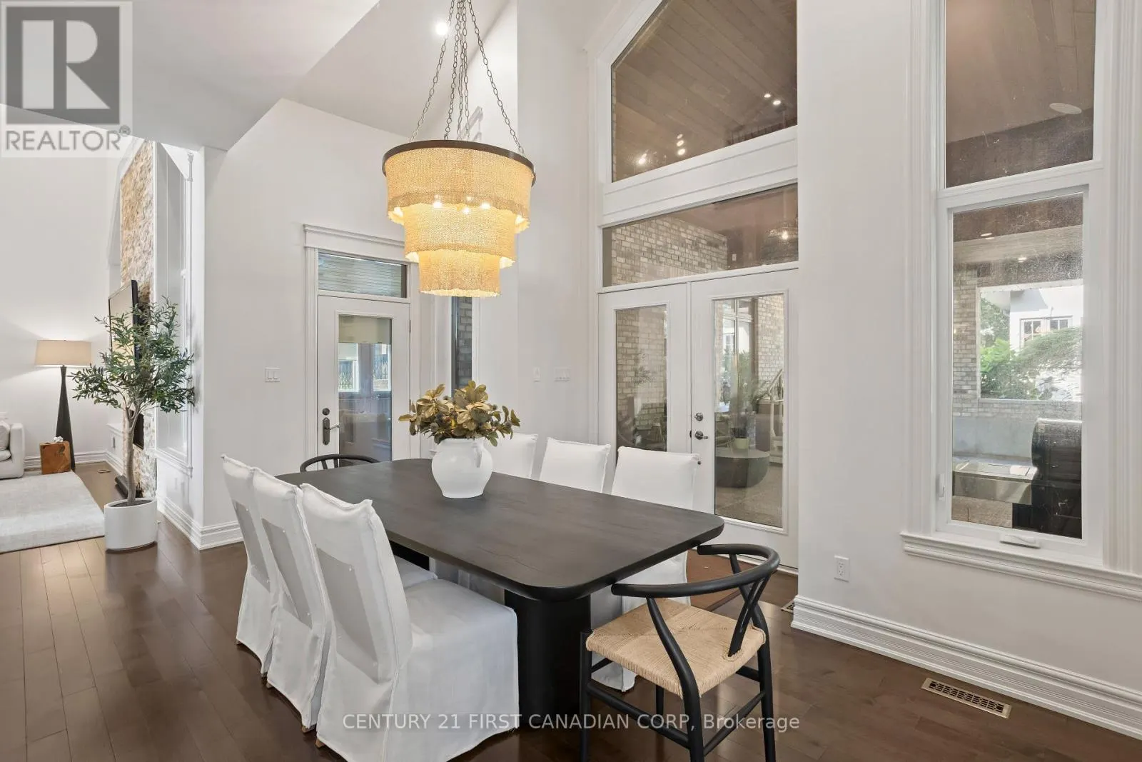 547 CRESTWOOD DRIVE