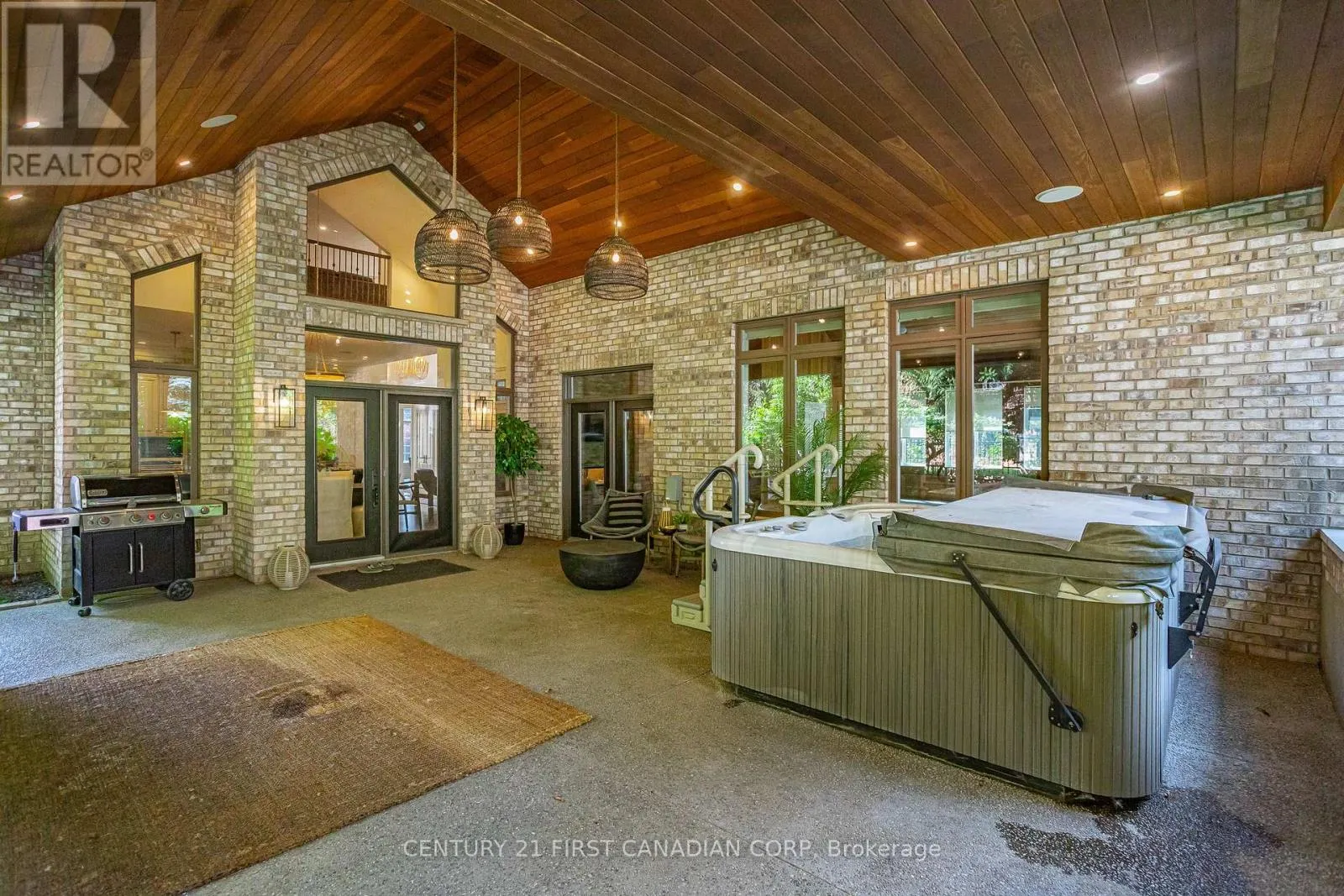 547 CRESTWOOD DRIVE