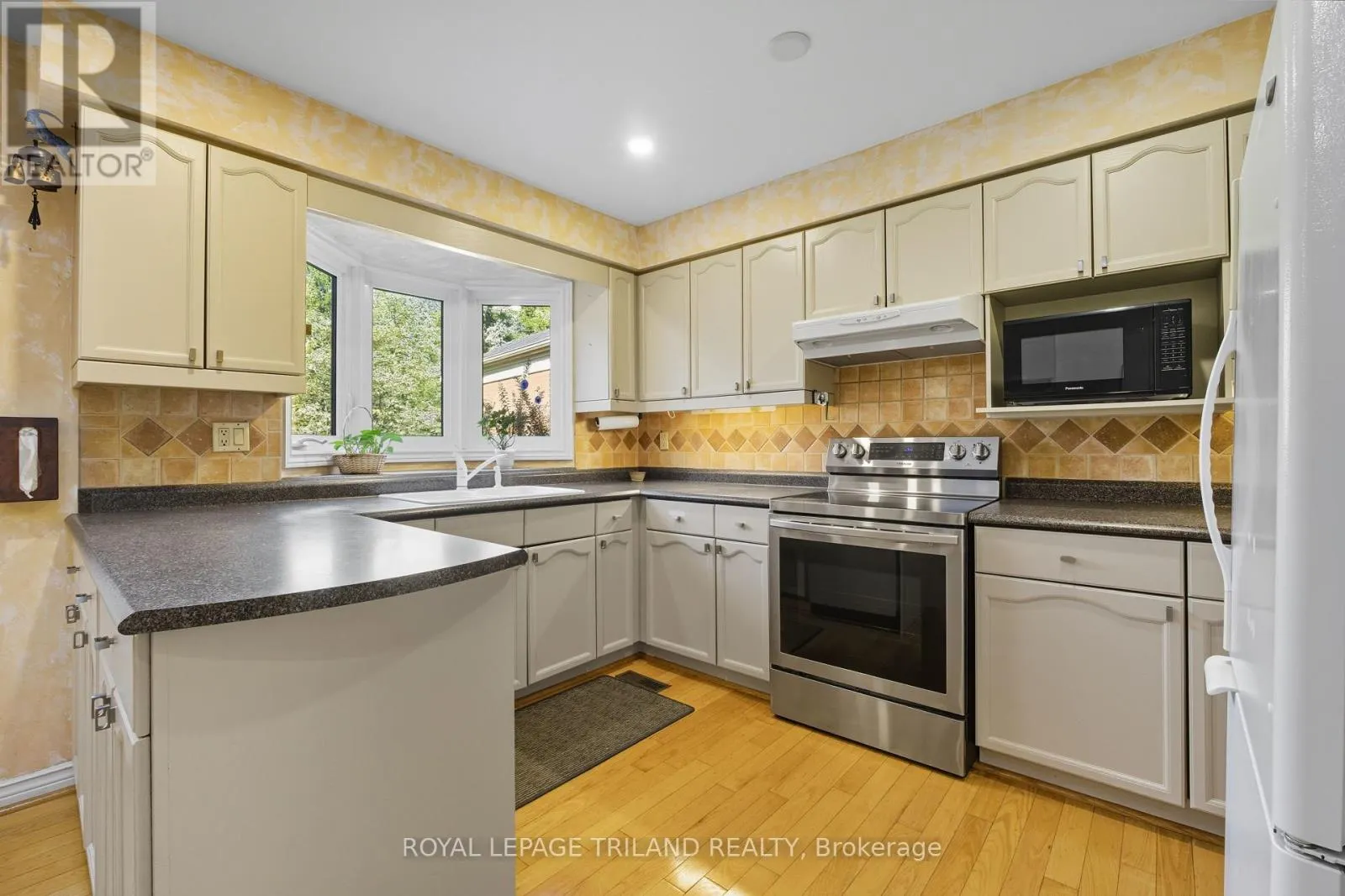 16 - 60 ROSECLIFFE CRESCENT, #16