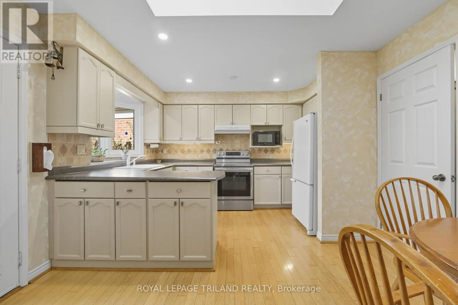 16 - 60 ROSECLIFFE CRESCENT, #16