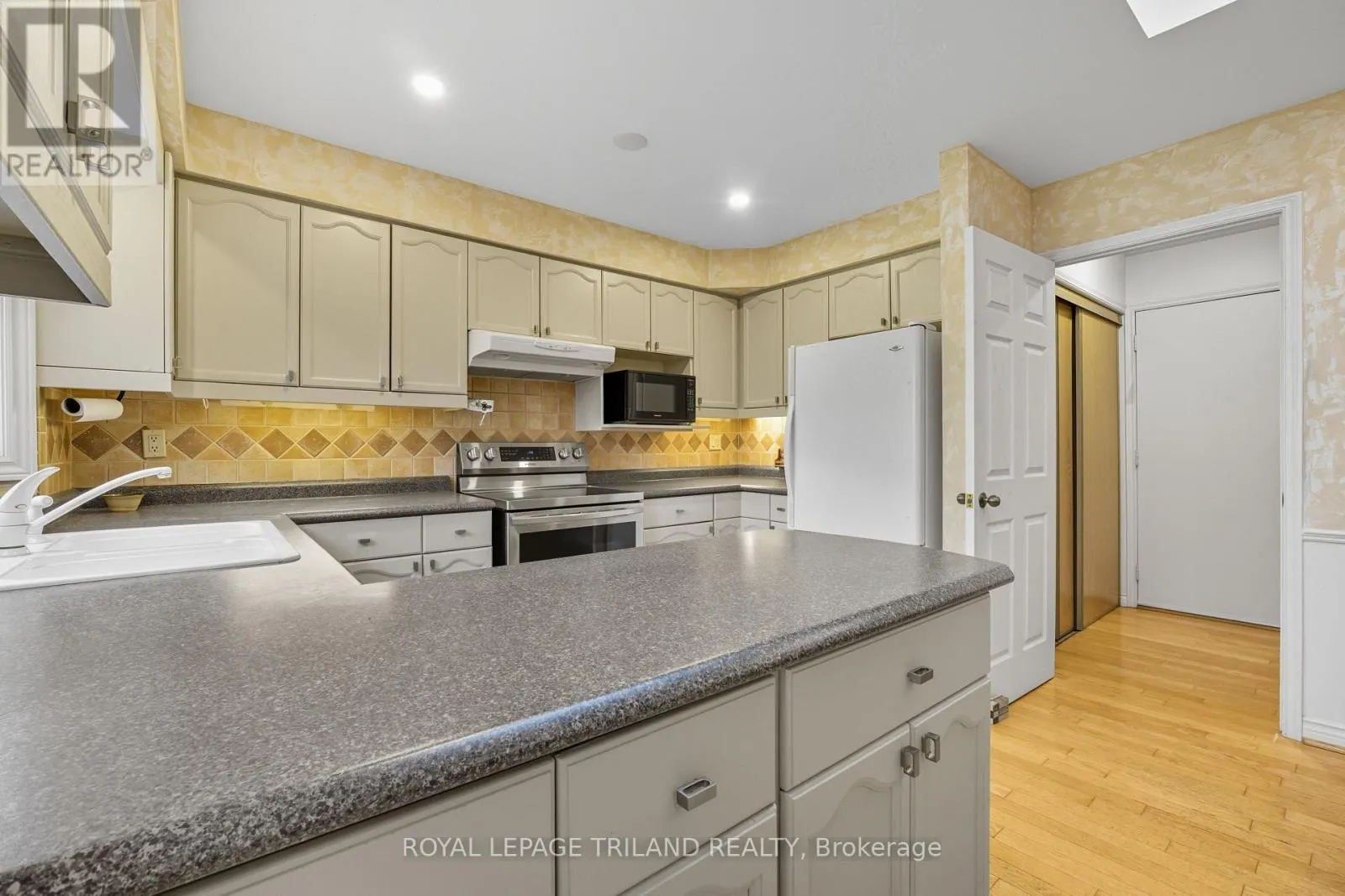 16 - 60 ROSECLIFFE CRESCENT, #16