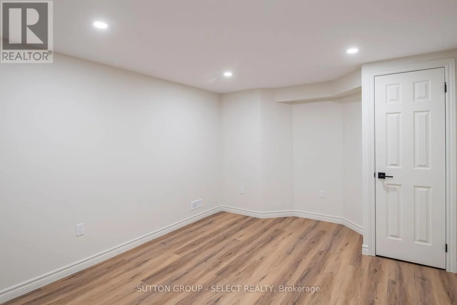 3 - 70 SUNNYSIDE DRIVE, #3