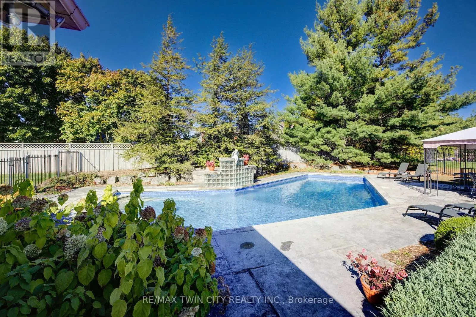 592 MANORWOOD COURT