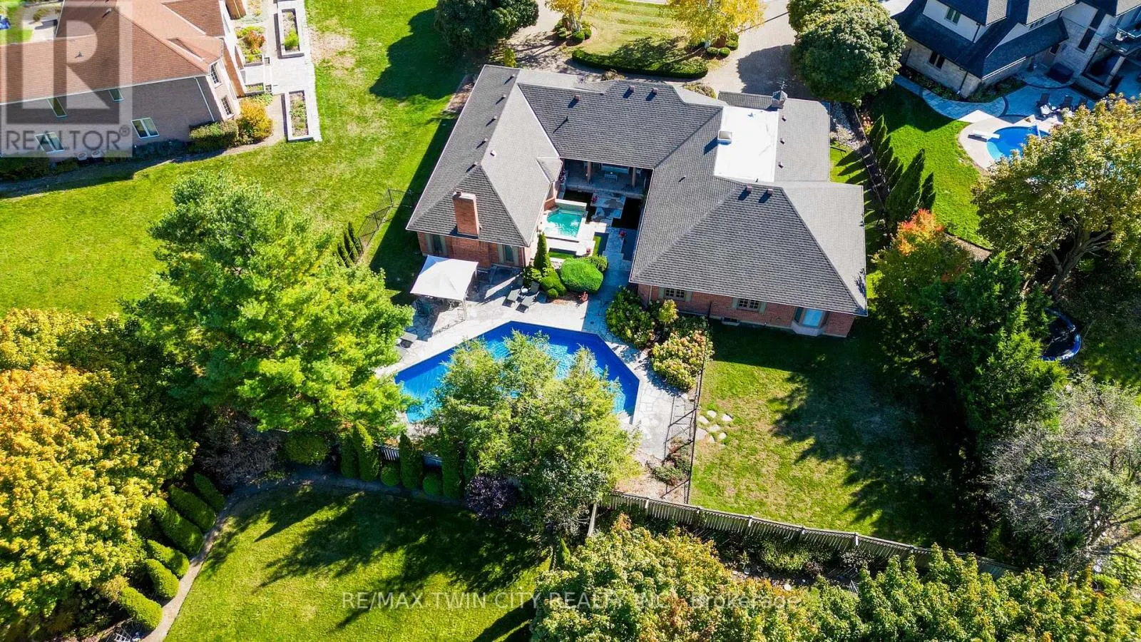 592 MANORWOOD COURT